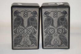 A pair of resin book ends with abstract designs in grey and black, 17cm high