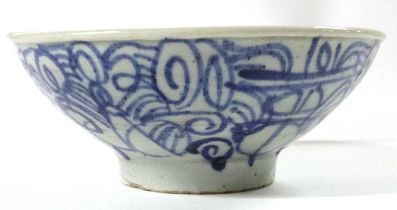 A Chinese porcelain bowl with a Ming style blue and white design, 15cm diameter