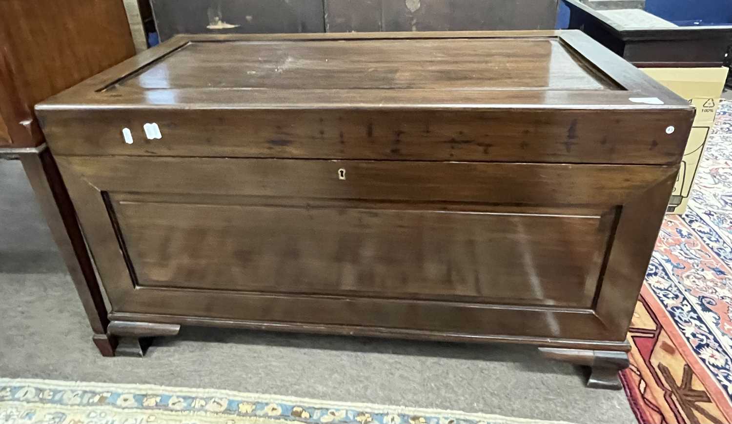 A 20th Century mahogany and camphor wood blanket box, 101cm wide (Item 43 on vendor list) - Image 4 of 5