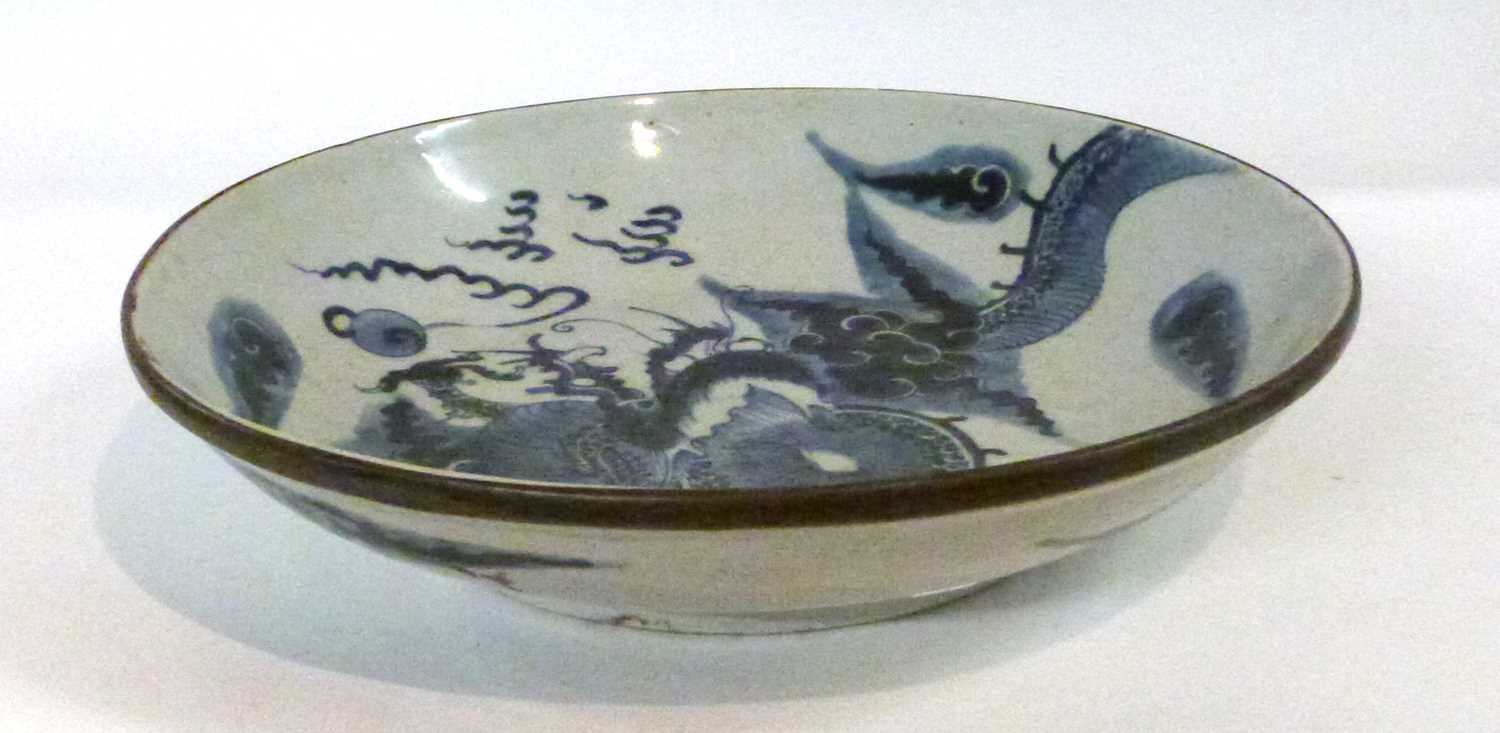 A Chinese porcelain dish with dragon decoration together with a further Japanese dish with fish - Image 5 of 6