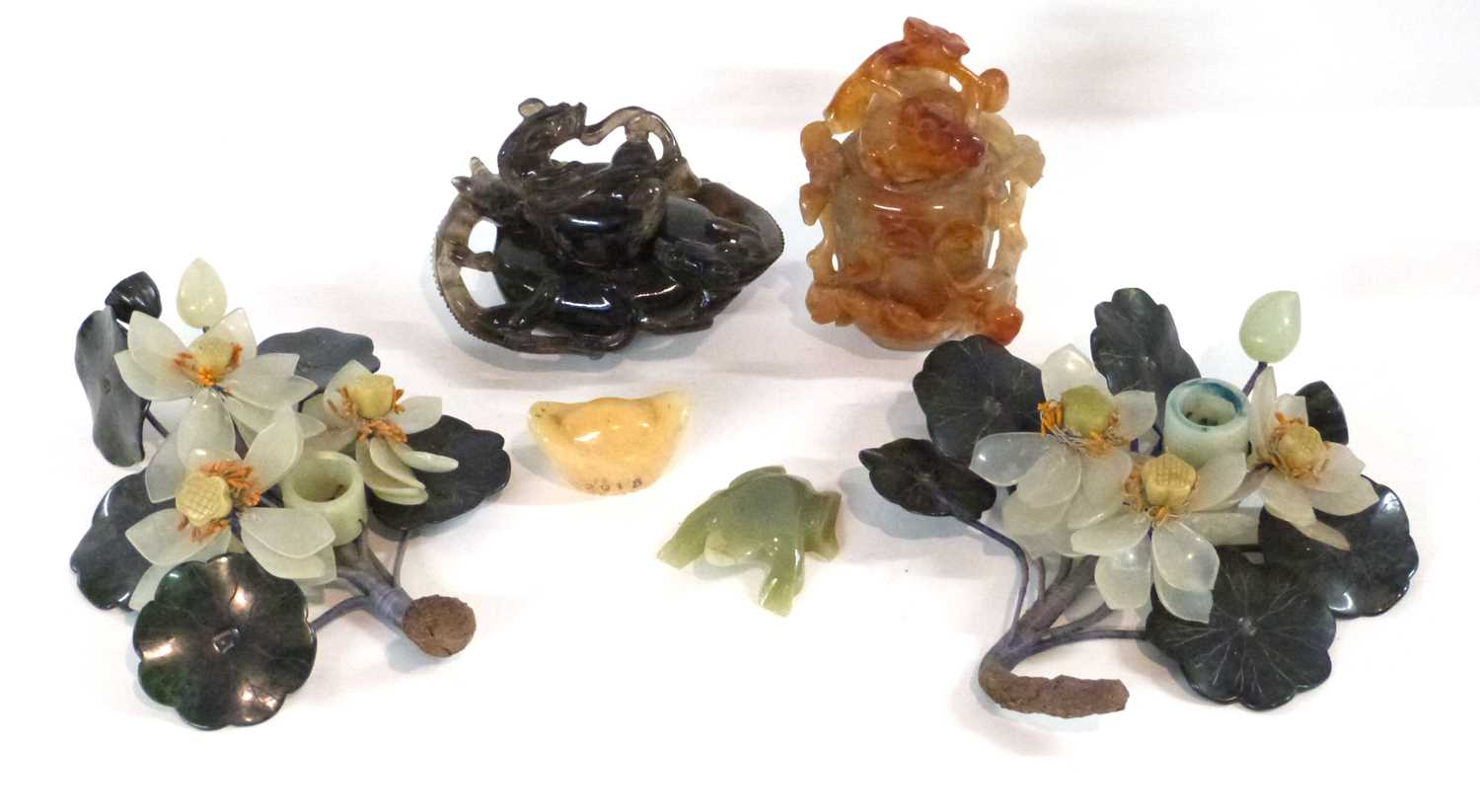 Tray containing a quantity of carved Chinese quartz figures including a box and cover, further smoky - Image 3 of 6