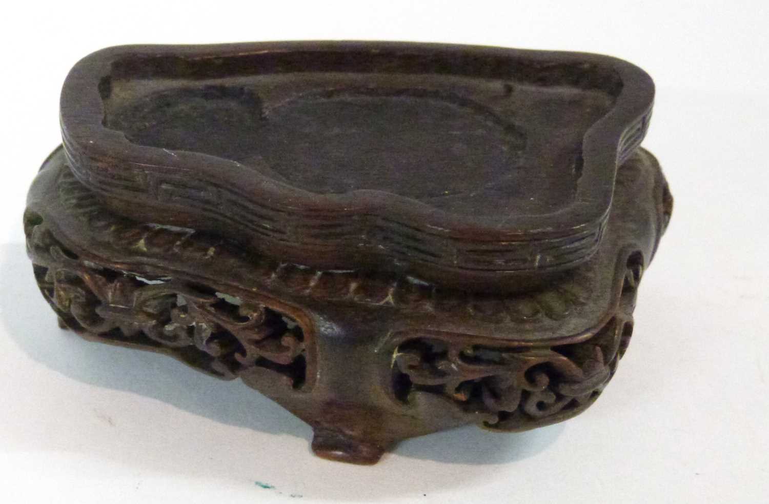 Tray containing a quantity of carved Chinese quartz figures including a box and cover, further smoky - Image 6 of 6