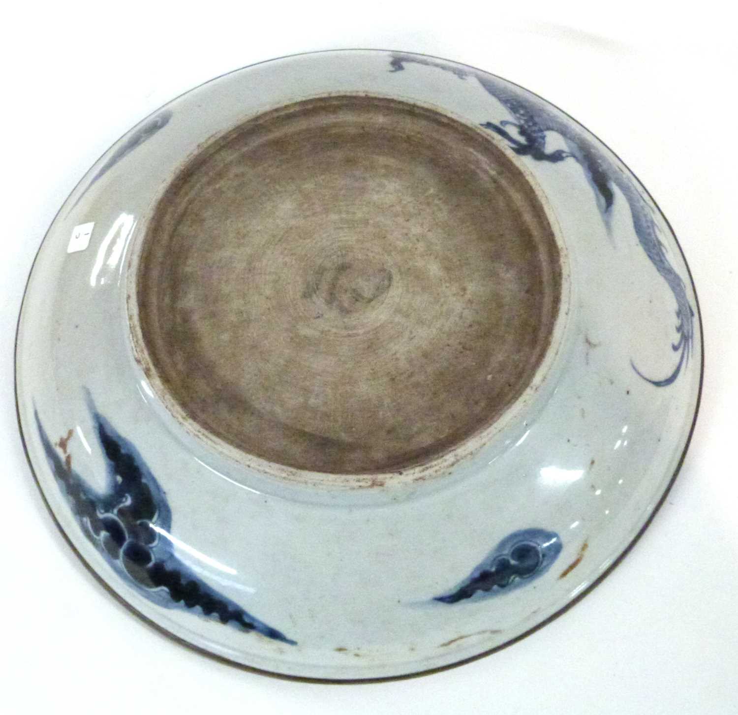 A Chinese porcelain dish with dragon decoration together with a further Japanese dish with fish - Image 6 of 6