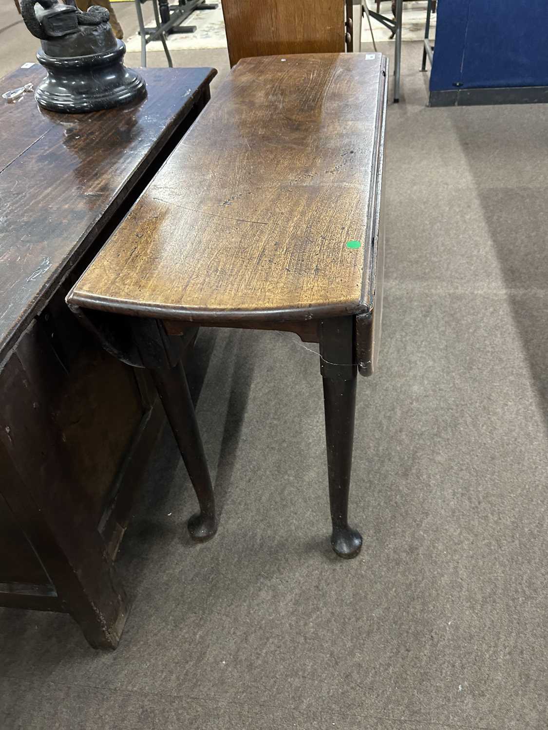 A George III mahogany drop leaf dining table with oval top, tapering legs and pad feet, 105cm wide - Image 2 of 3