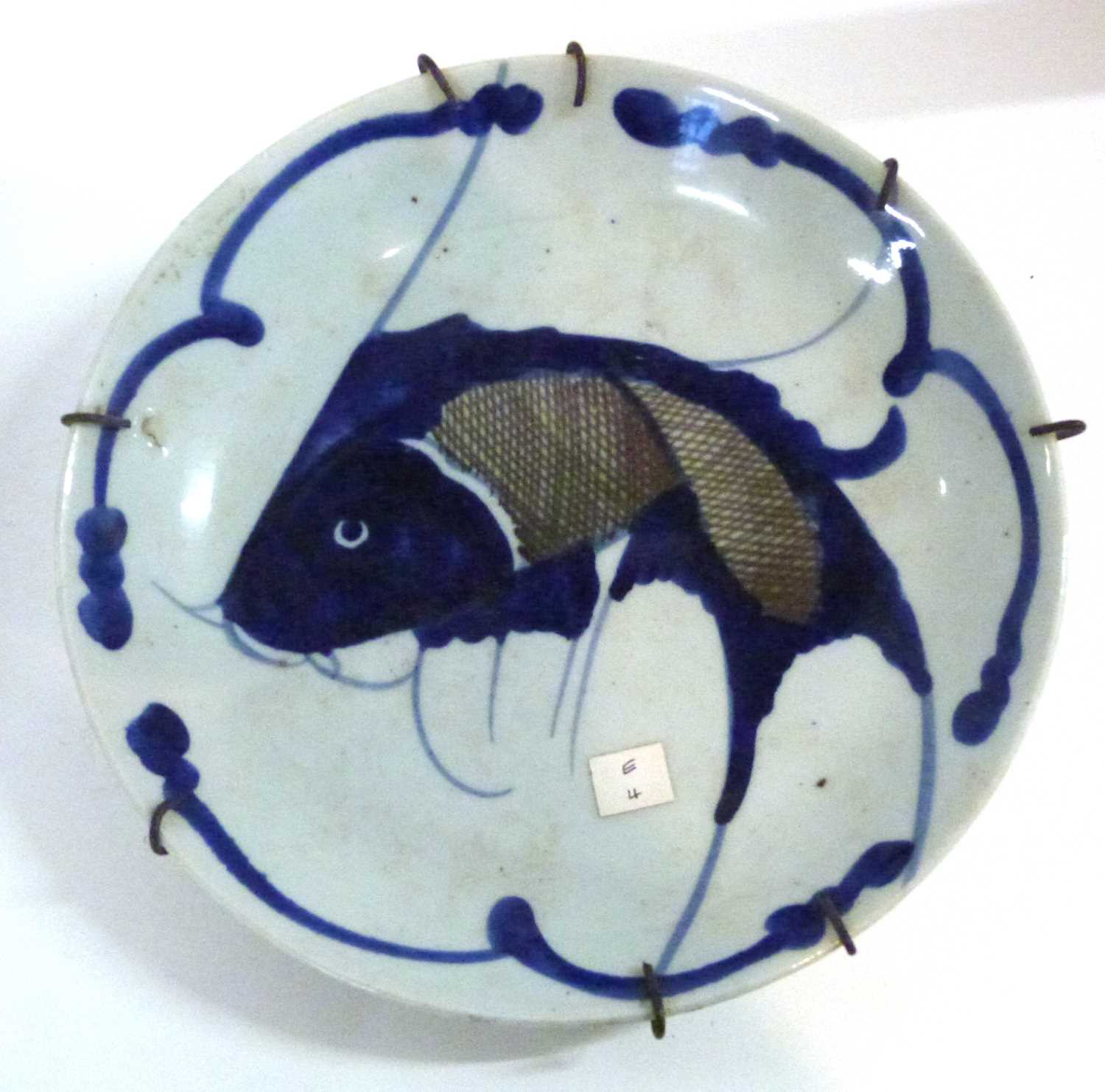 A Chinese porcelain dish with dragon decoration together with a further Japanese dish with fish - Image 2 of 6