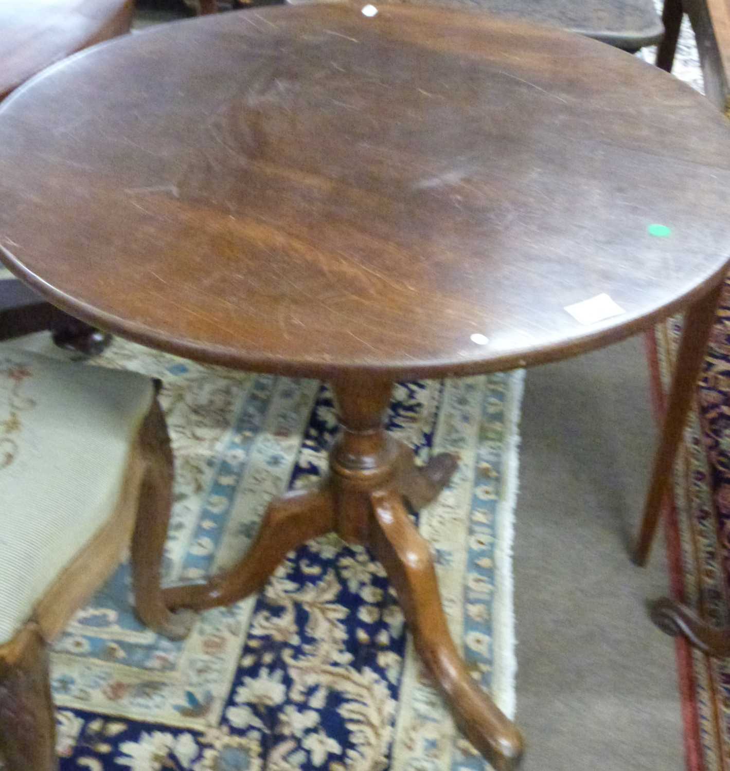 A Georgian mahogany and oak pedestal table with circular top, turned column and tripod base, 75cm - Image 2 of 4