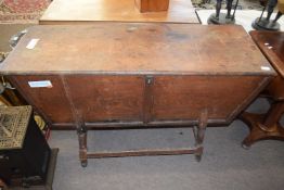 An early 19th Century oak dough bin with figured elm lid over a tapering body and turned legs, 123cm