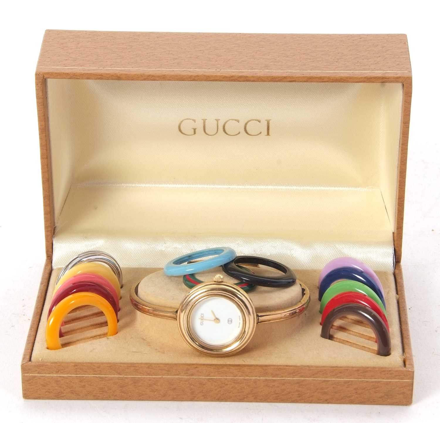 A Gucci 1100L ladies wristwatch with interchangeable bezel, the watch has a quartz movement, a white