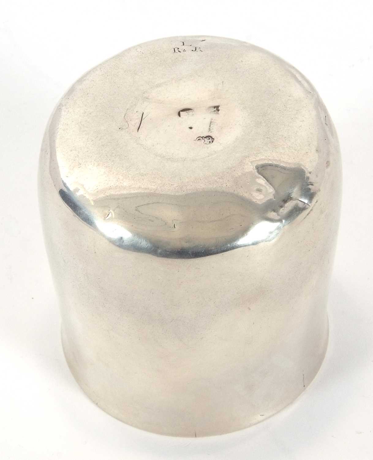 A George III Irish silver tumbler, hallmarked to the base for Dublin 1795, makers mark rubbed, 9cm - Image 3 of 4