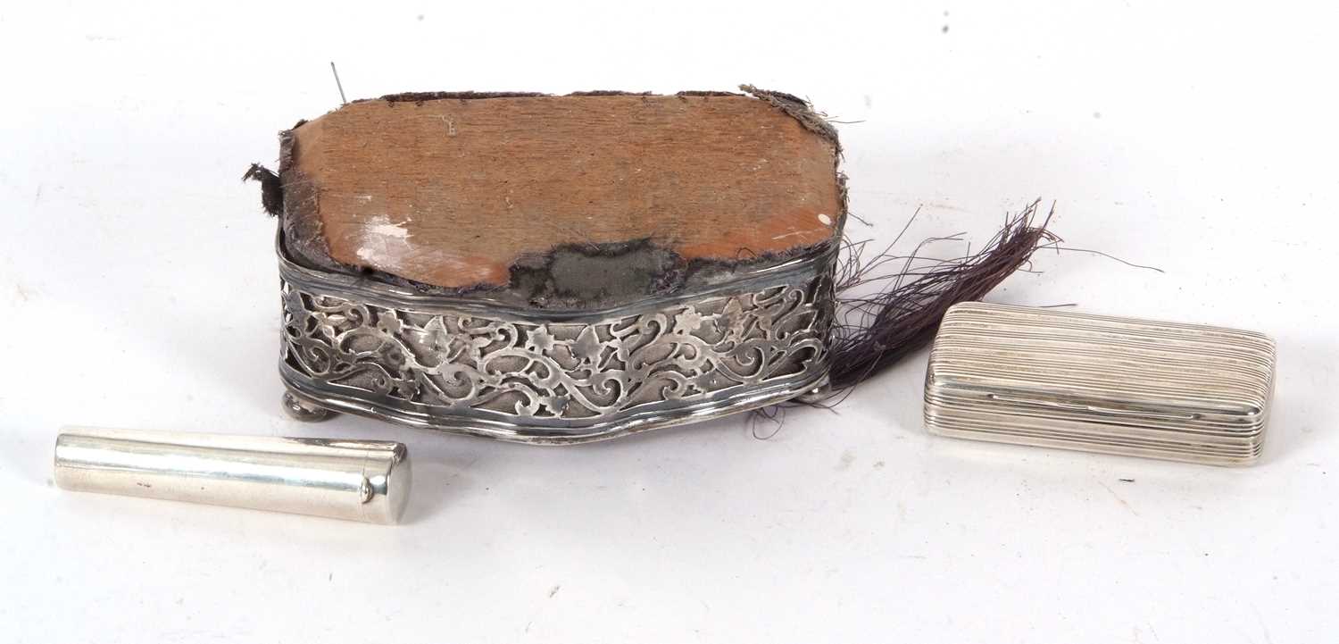 Mixed Lot: An antique silver snuff box of rectangular form with reeded design having a full length - Image 2 of 6