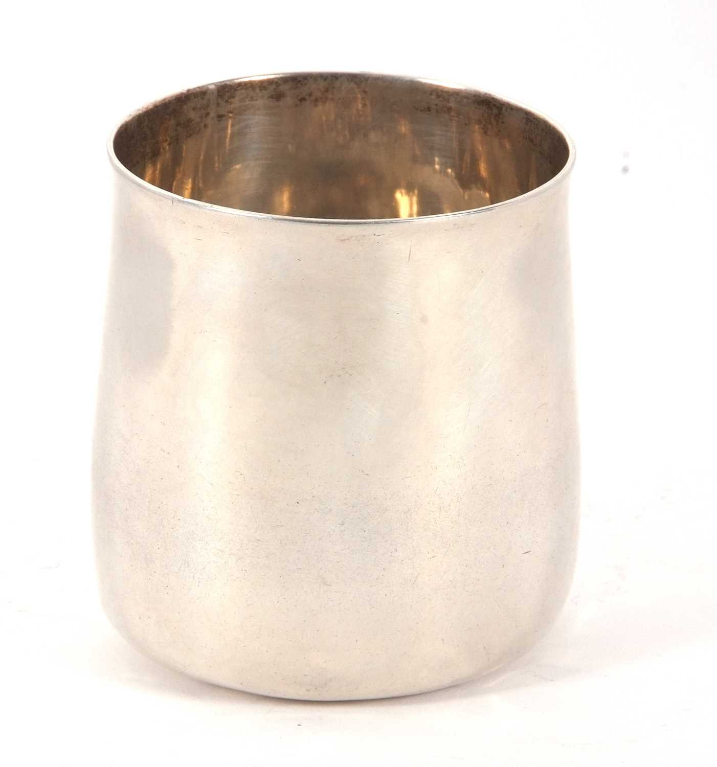 A George III Irish silver tumbler, hallmarked to the base for Dublin 1795, makers mark rubbed, 9cm