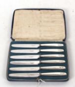 Cased set of six silver handled Art Deco tea knives, handles marked for Sheffield 1939, makers