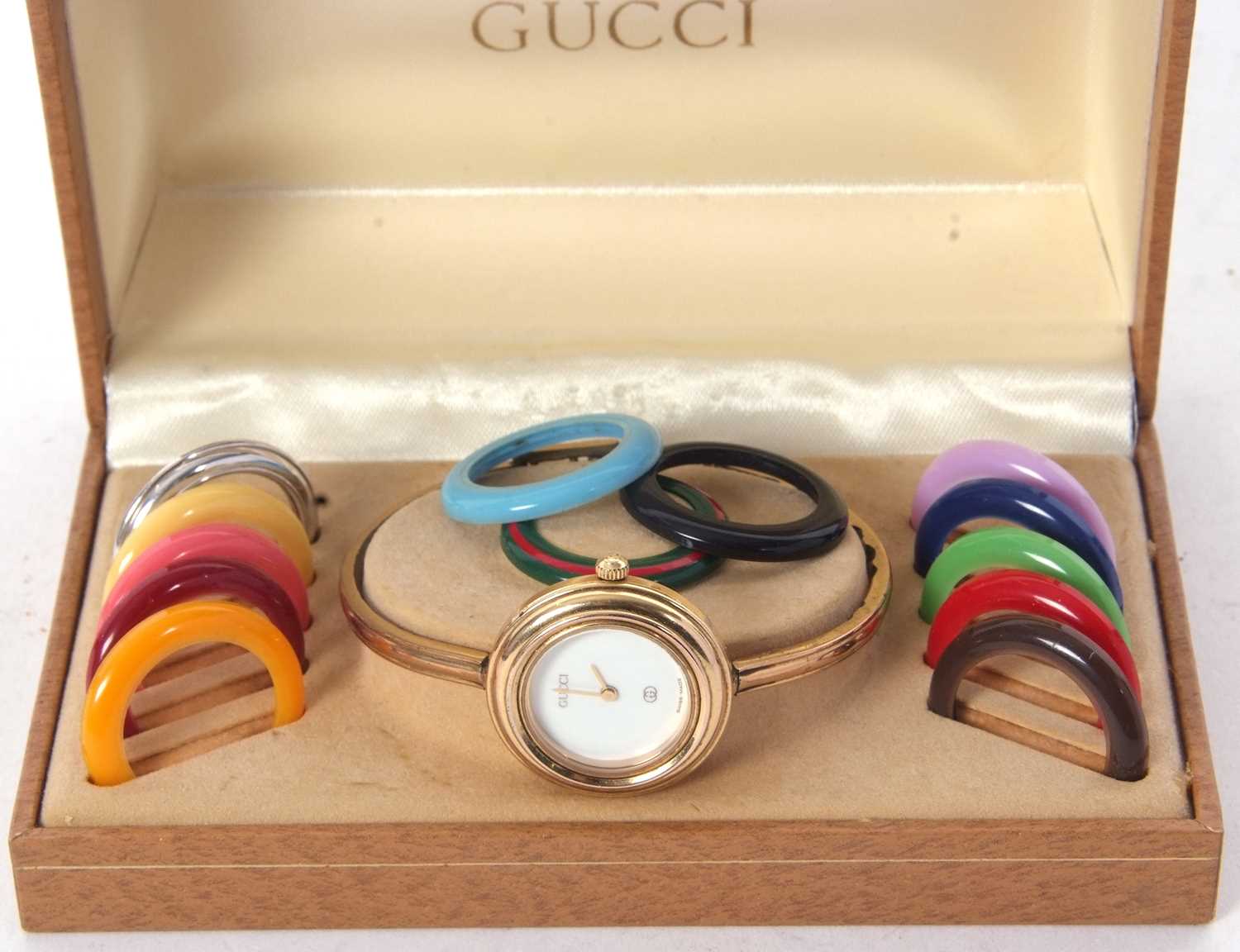 A Gucci 1100L ladies wristwatch with interchangeable bezel, the watch has a quartz movement, a white - Image 4 of 5