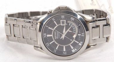 A Seiko Premier Kinetic gents wristwatch, the watch has a stainless steel case and bracelet with a