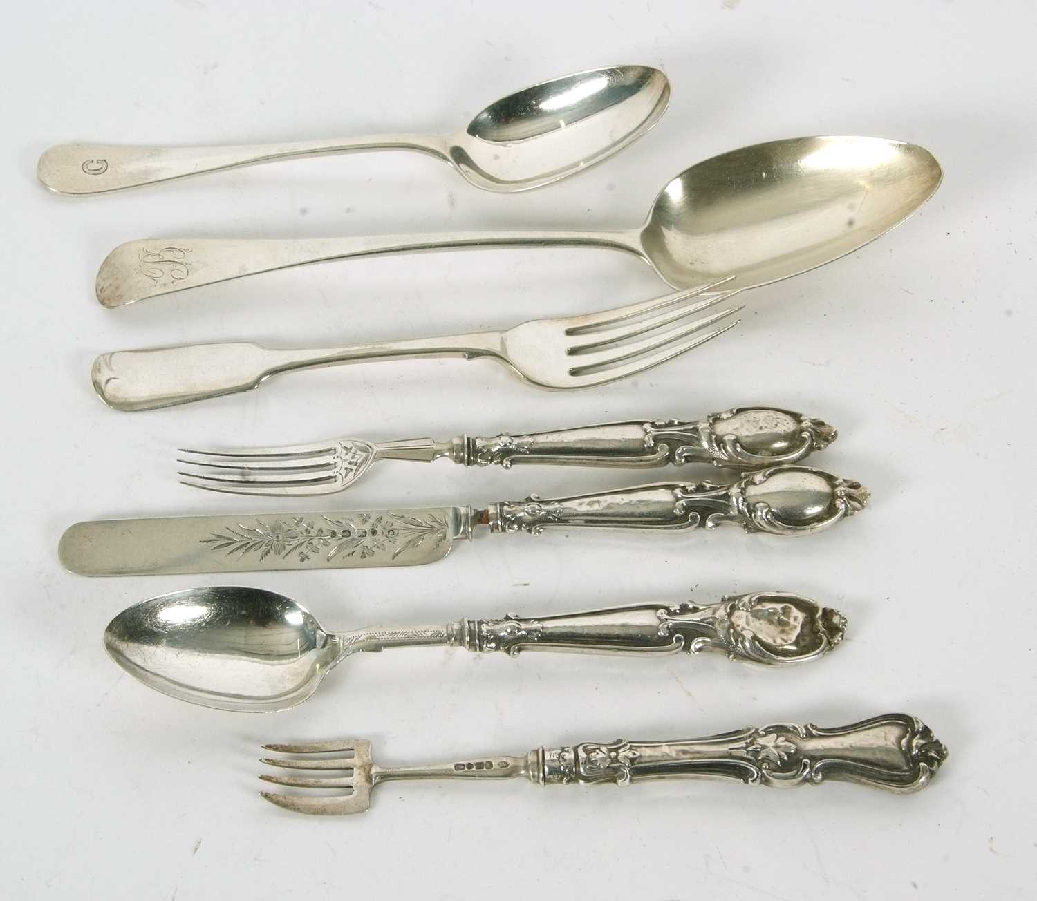 Mixed Lot: George III Old English pattern silver tablespoon, London 1799, makers mark for Thomas - Image 2 of 3