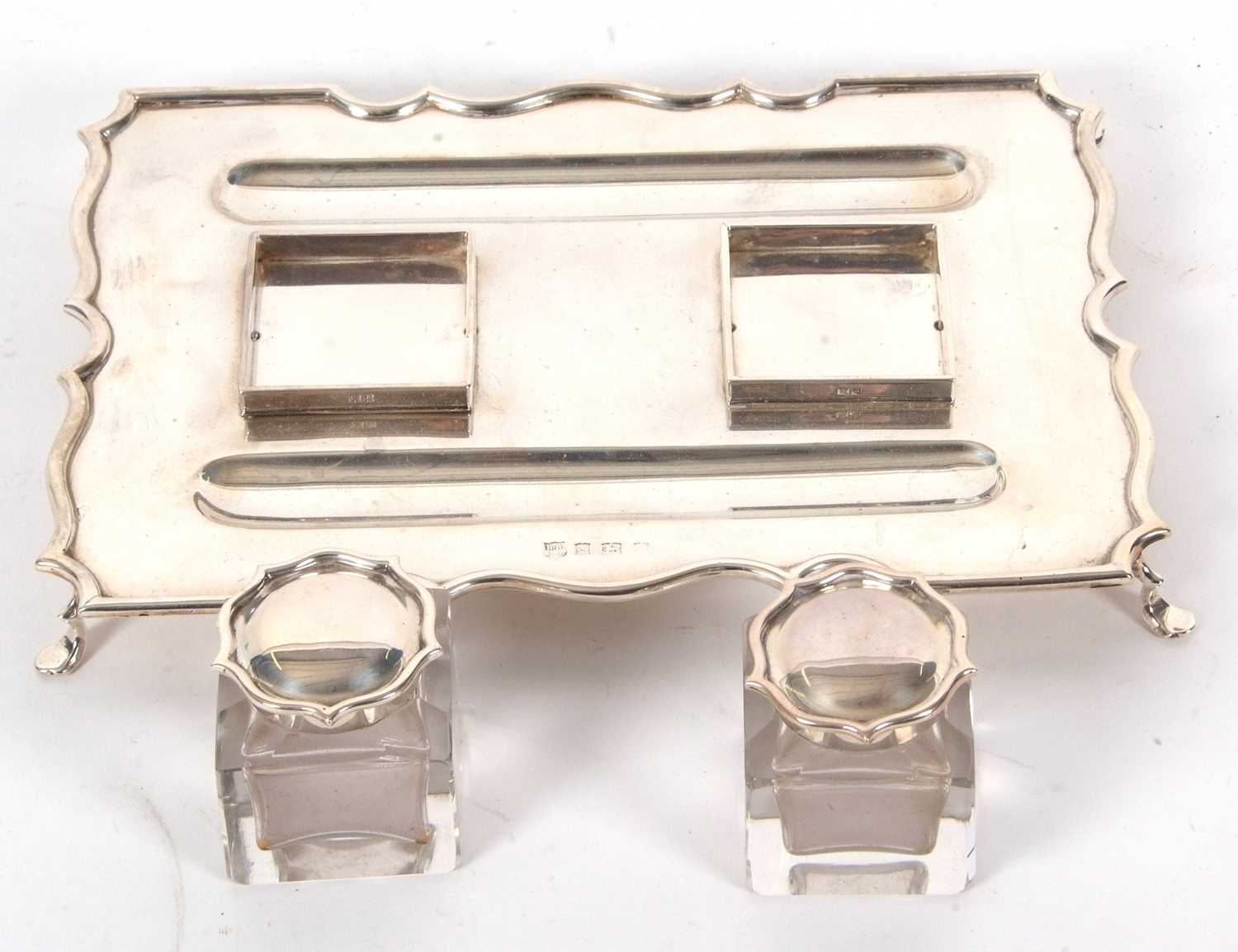 A George VI silver ink stand of rectangular form with a wavey border with two square glass removable - Image 3 of 3