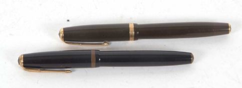 A vintage Parker duo-fold 14k N brown fountain, Reg No 784404, 13cm long together with a black