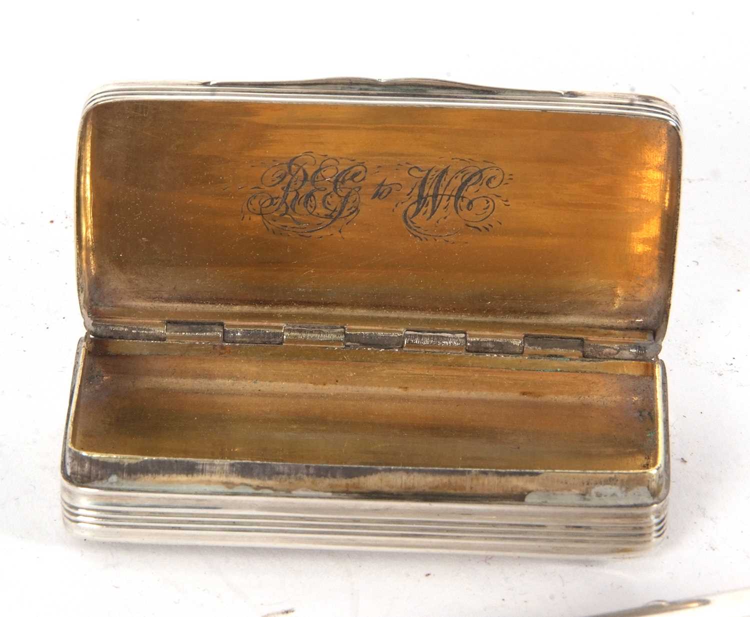 Mixed Lot: An antique silver snuff box of rectangular form with reeded design having a full length - Image 5 of 6