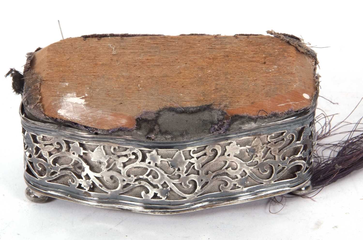 Mixed Lot: An antique silver snuff box of rectangular form with reeded design having a full length - Image 3 of 6
