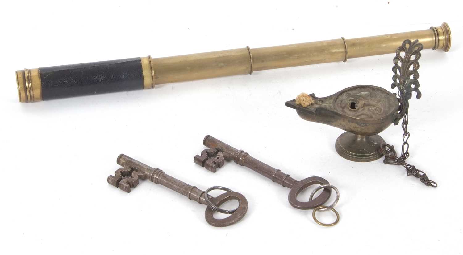 Mixed Lot: Vintage brass folding telescope, a large pair of Georgian iron keys, 13cm long, 19th - Image 2 of 2