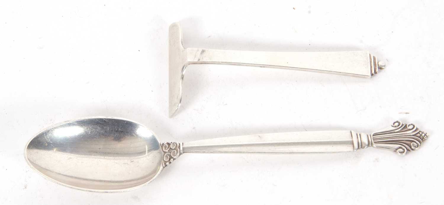 A Georg Jenson sterling pyramid pattern child's food pusher, London import mark for 1963 together