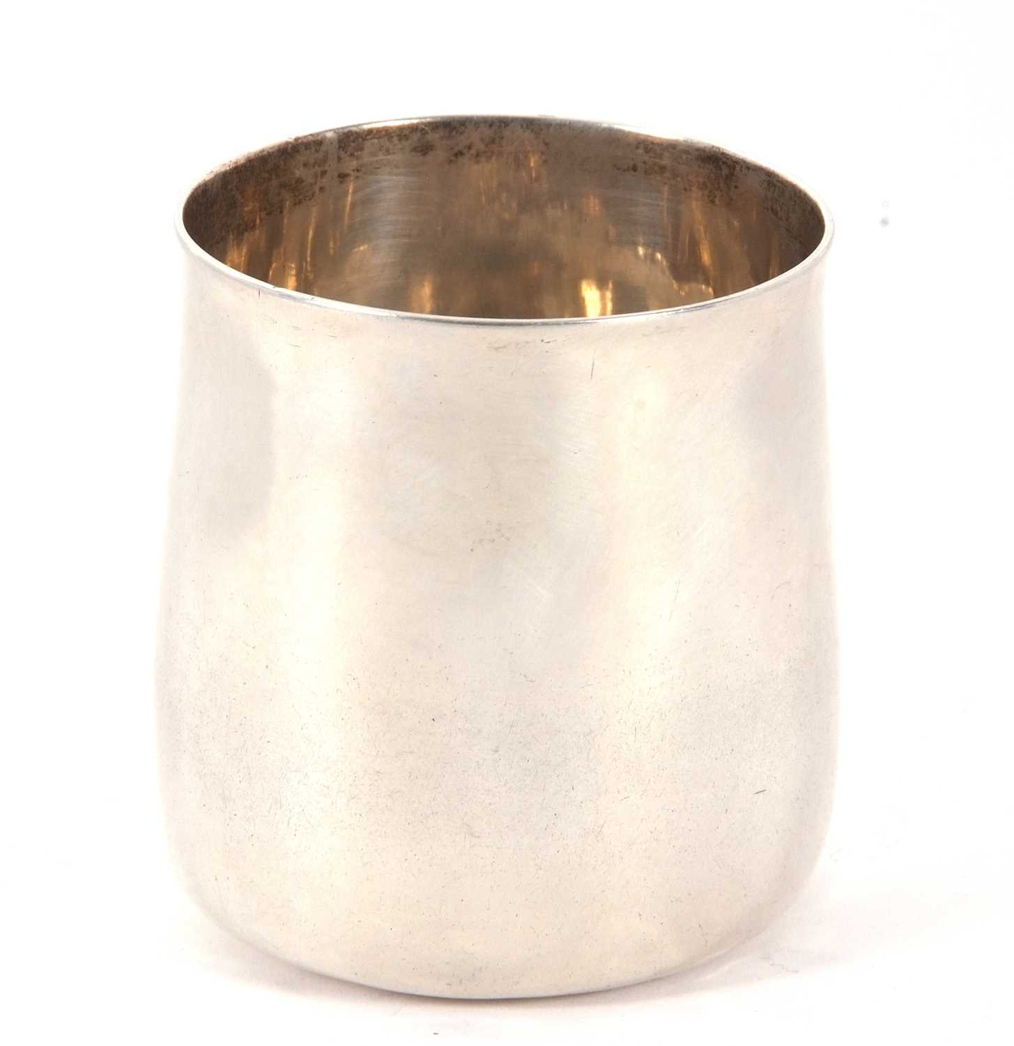 A George III Irish silver tumbler, hallmarked to the base for Dublin 1795, makers mark rubbed, 9cm - Image 2 of 4