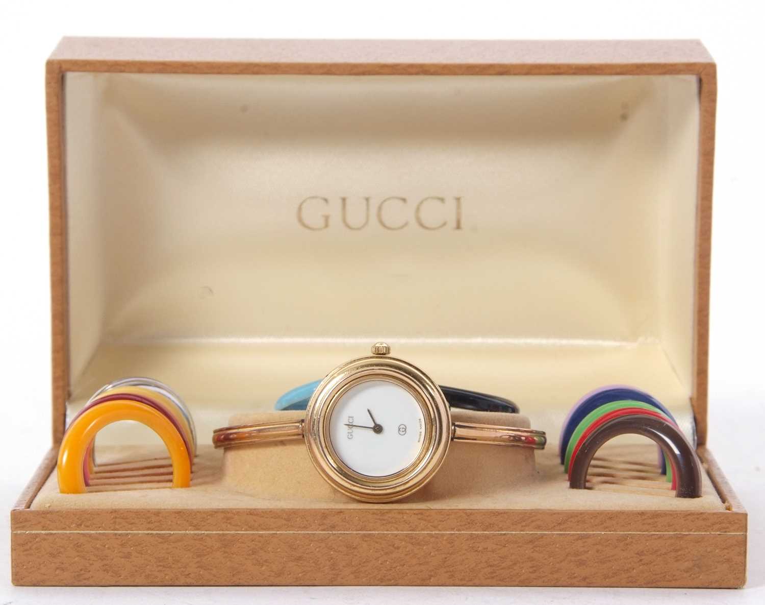 A Gucci 1100L ladies wristwatch with interchangeable bezel, the watch has a quartz movement, a white - Image 2 of 5