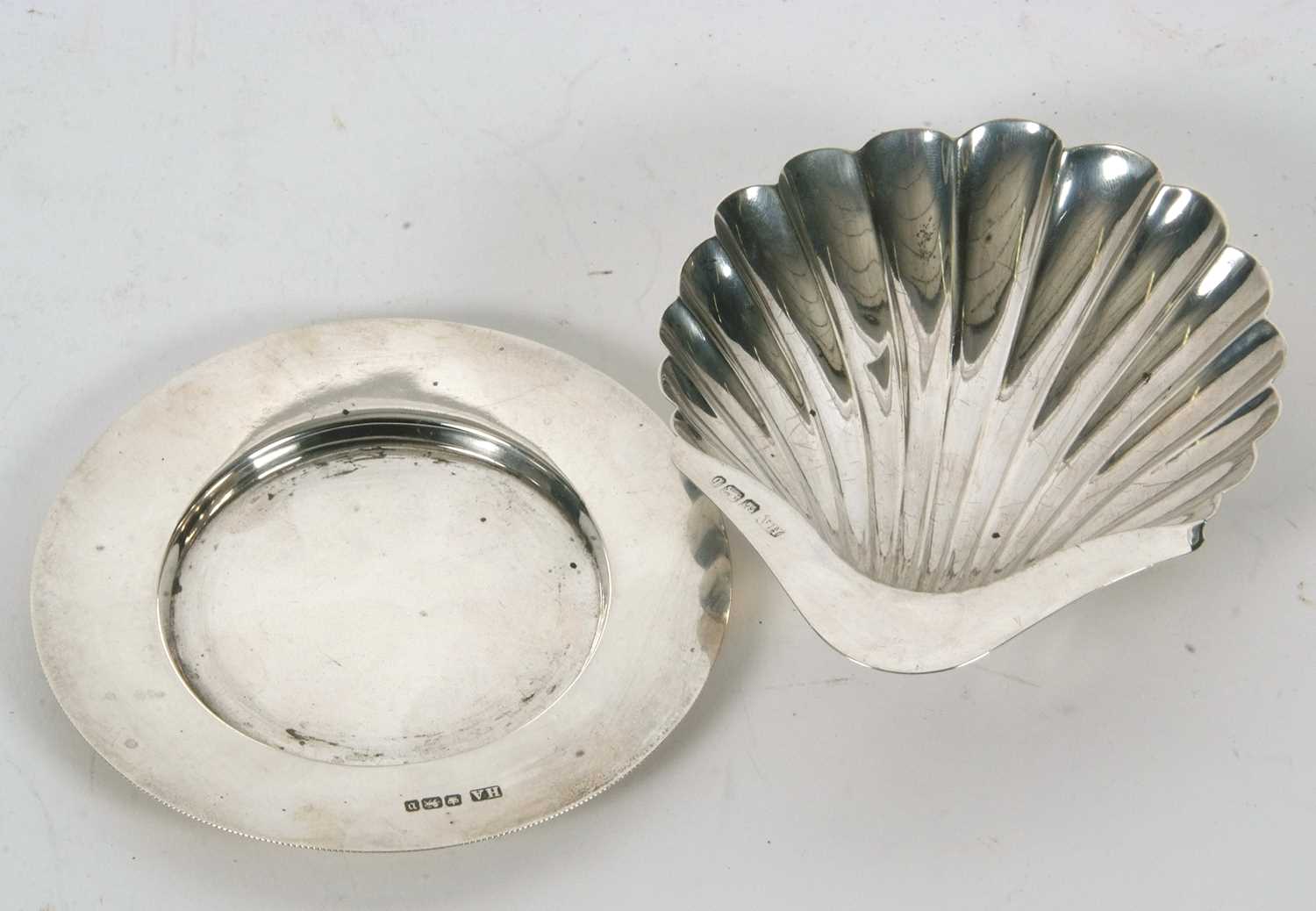 Mixed Lot: Late Victorian silver shell dish, Sheffield 1894, makers mark for Atkin Bros together - Image 2 of 2