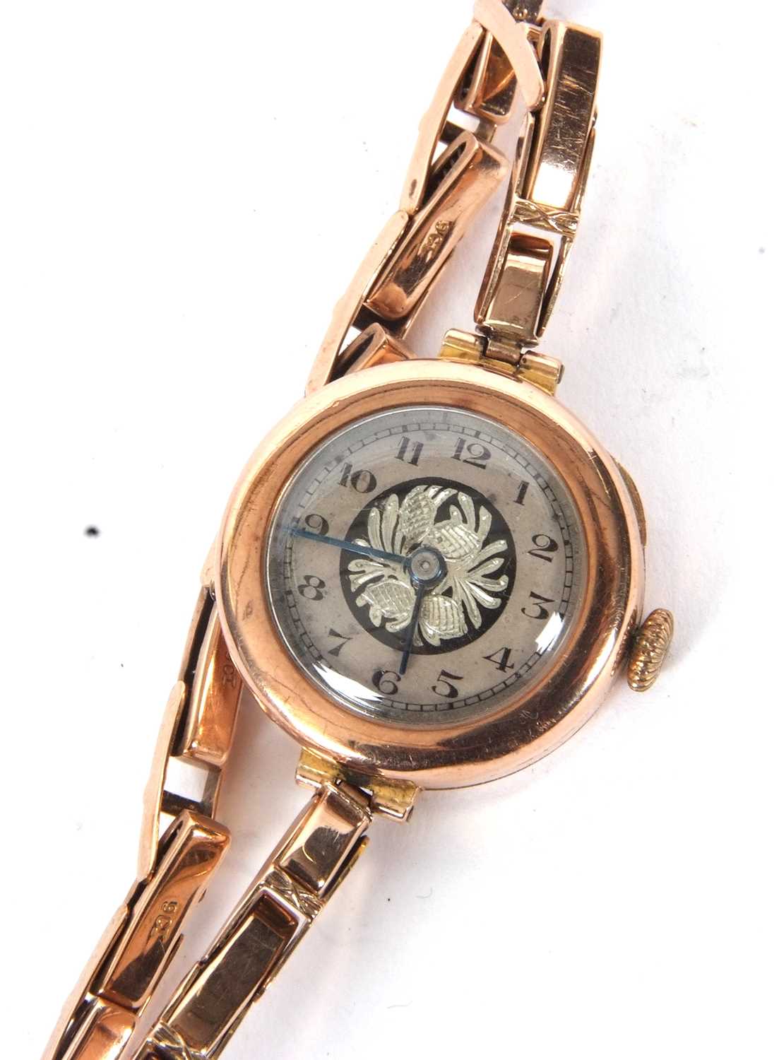 A 9ct gold cased ladies wristwatch on an expanding yellow metal bracelet, the bracelet is stamped - Image 2 of 4