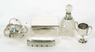 Mixed Lot: An early 20th Century small silver oval pierced bon bon basket, marks rubbed, 10.5cm