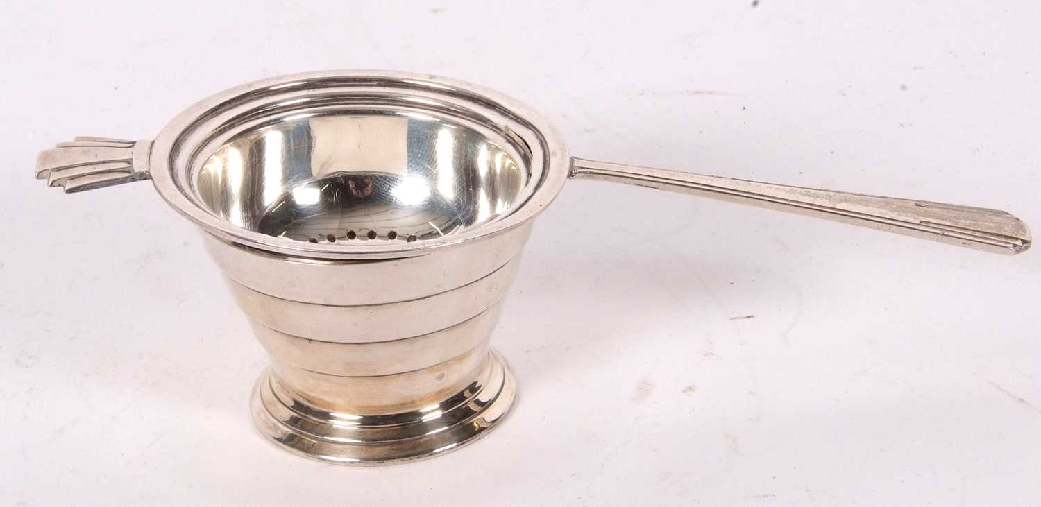 An Art Deco silver tea strainer and bowl, both hallmarked Birmingham 1937, makers mark for Barker - Image 3 of 3