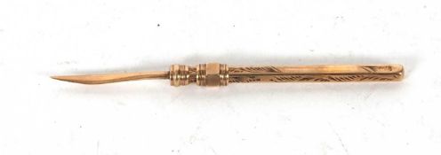 A vintage 9ct stamped retractable tooth pic, the barrel with chased detail, 45mm long, 1.8gms