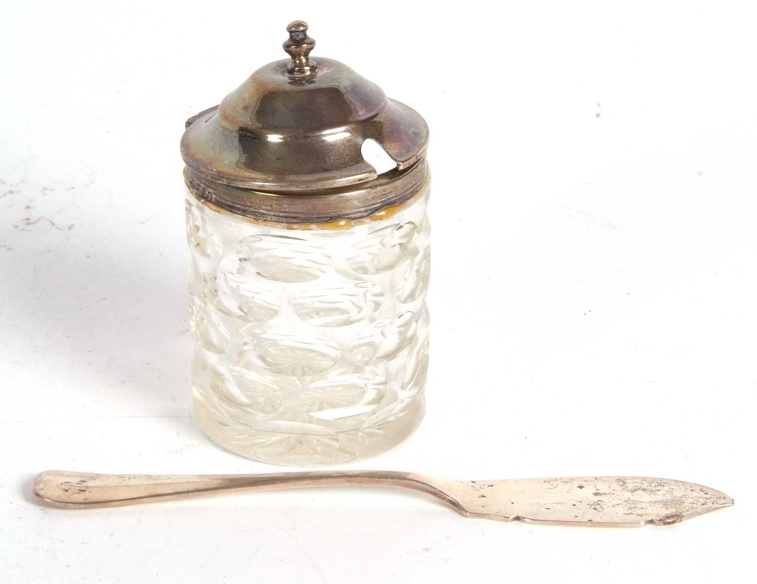 Mixed Lot: Victorian glass mustard with hallmarked hinged lid and collar, London 1884 together - Image 3 of 4