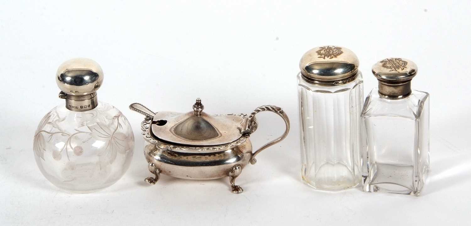 Mixed Lot: A Victorian silver lidded mustard of oval form with plain hinged lid, applied pierced - Image 2 of 3