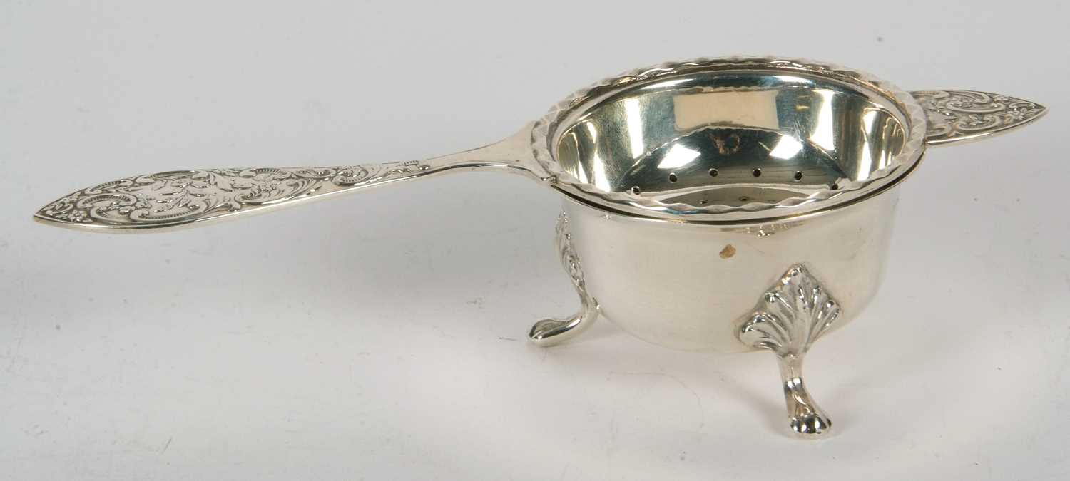 A hallmarked silver tea strainer and bowl, the tea strainer with pierced bowl and applied wavey - Image 3 of 3