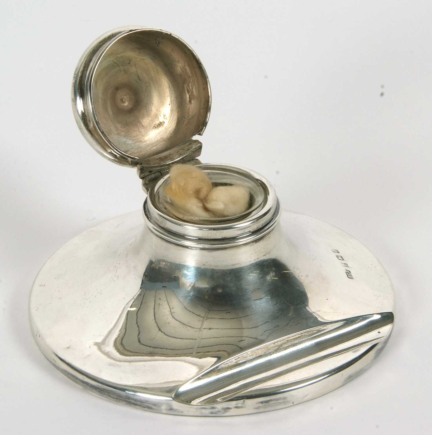 An Edwardian silver capstan ink well with integral pen rest to be base, having hinged finial lid, - Image 2 of 2