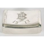 An Edwardian silver "squeeze" snuff box of slight curved rectangular form, lid engraved with