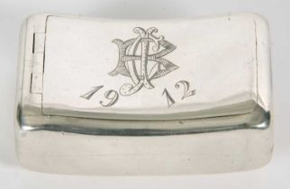 An Edwardian silver "squeeze" snuff box of slight curved rectangular form, lid engraved with