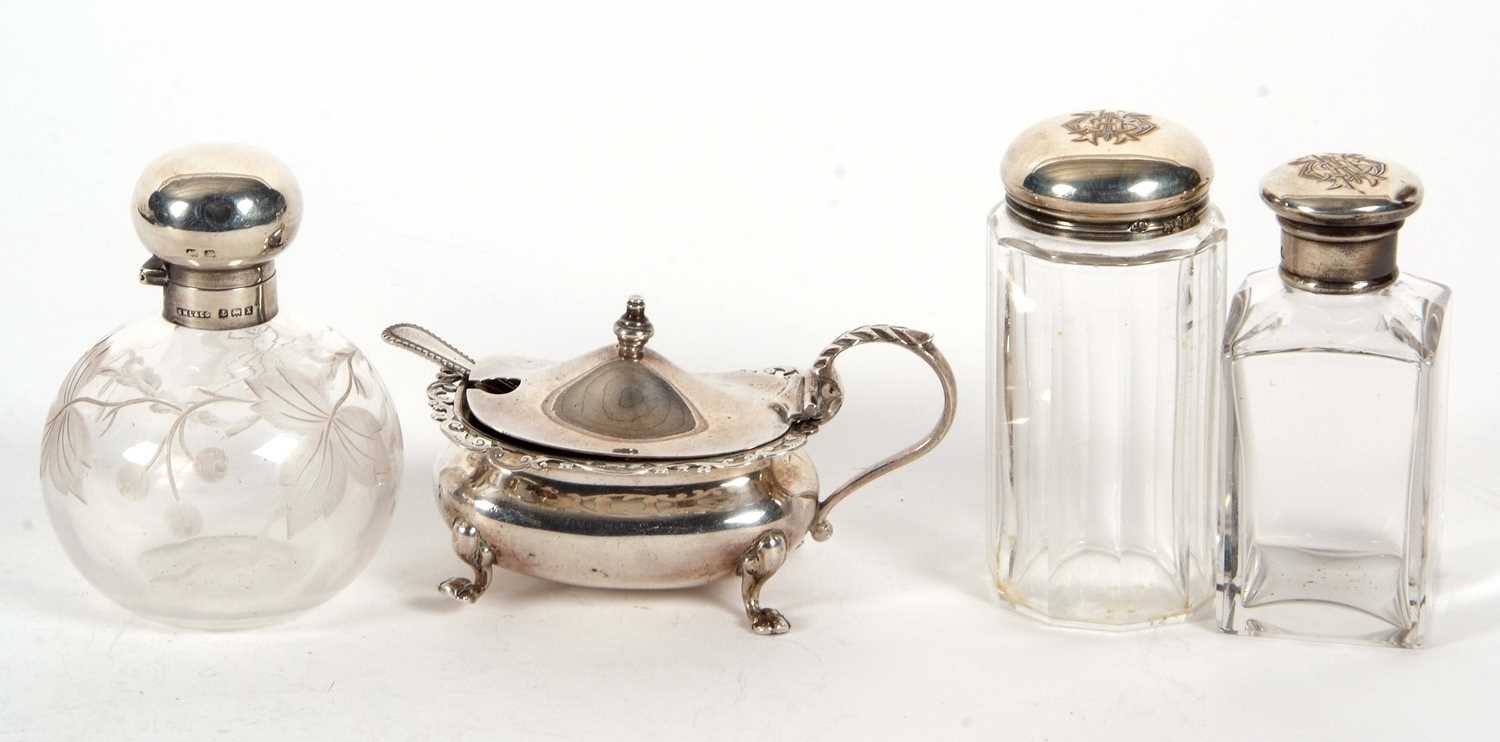 Mixed Lot: A Victorian silver lidded mustard of oval form with plain hinged lid, applied pierced