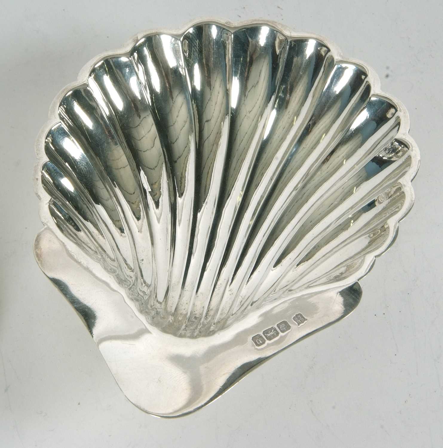 Mixed Lot: An Edwardian silver shell pattern butter dish, Sheffield 1907 together with an Art Deco - Image 2 of 4