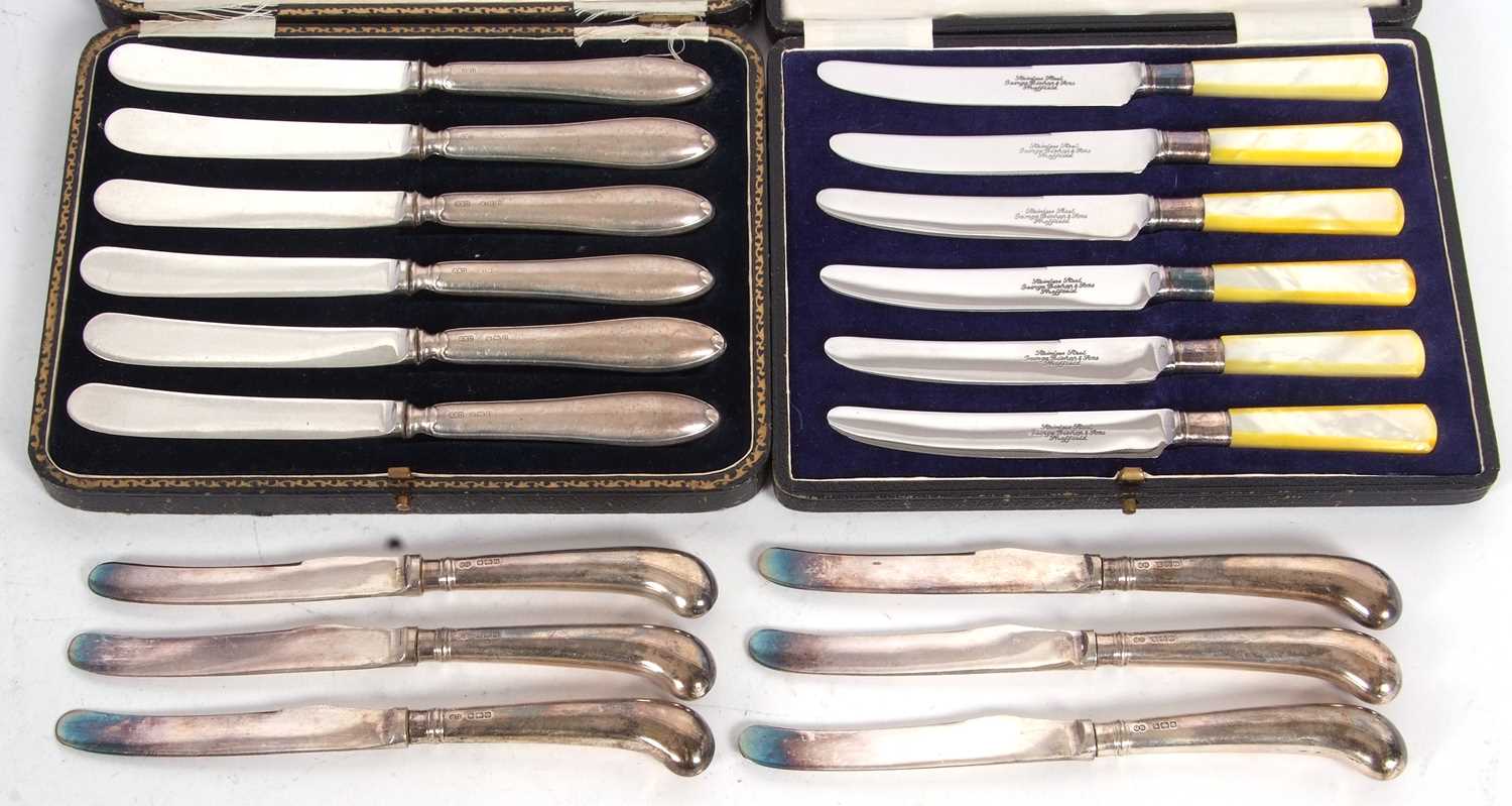 Six silver pistol handled tea knives, Sheffield 1913, makers mark John Biggins Ltd, cased set of six - Image 2 of 4