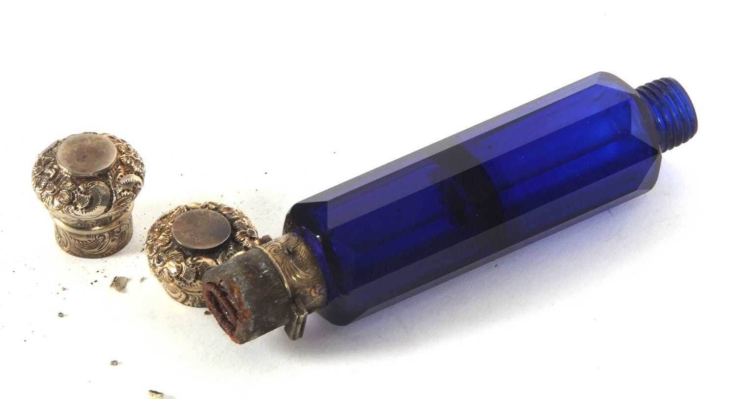 An antique Victorian cobalt blue glass scent bottle with fasceted glass body with screw on and - Image 5 of 7