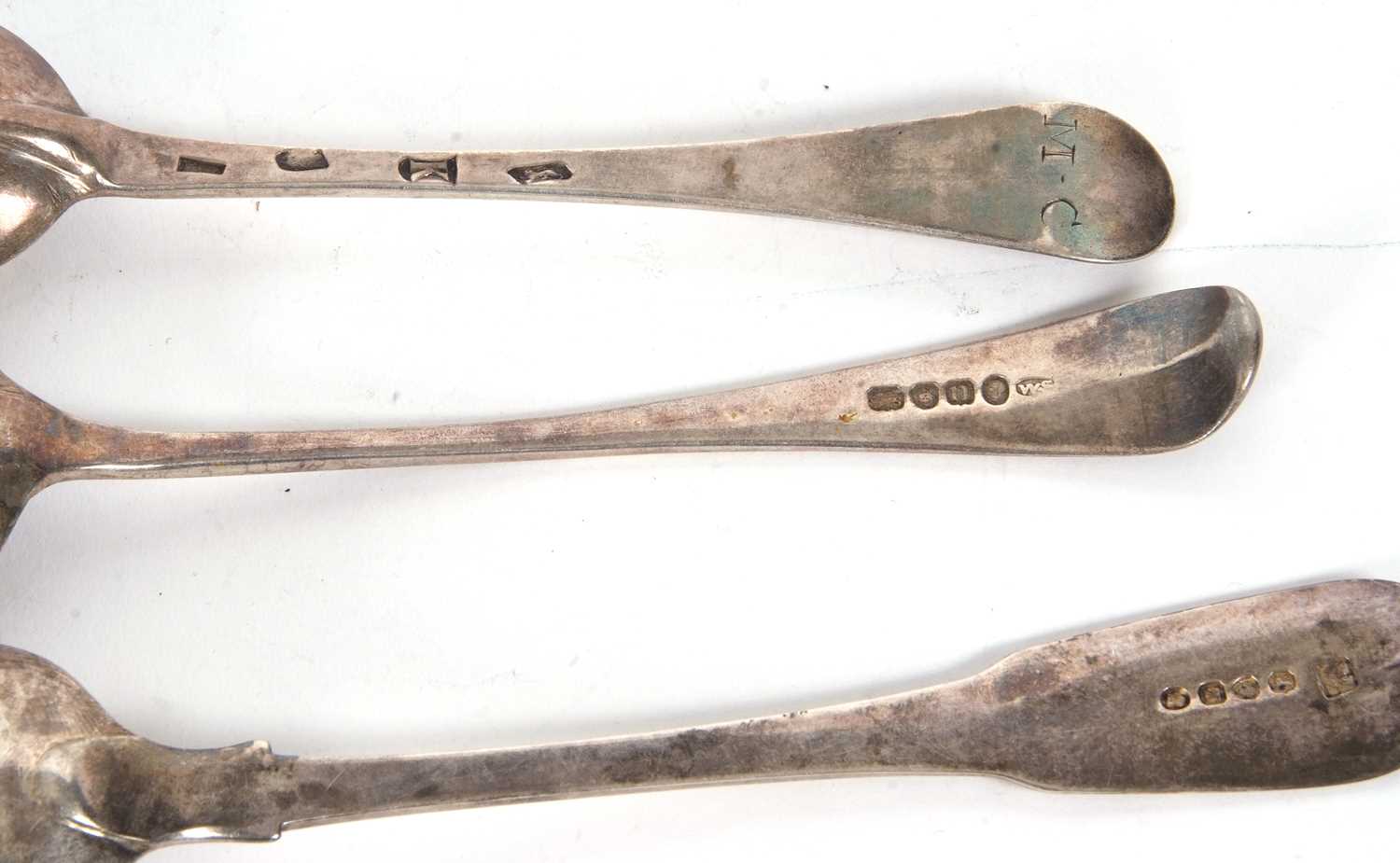 Mixed Lot: George II Hanovarian rat tail spoon, London 1725, makers mark for James Wilks, 20cm long, - Image 3 of 3