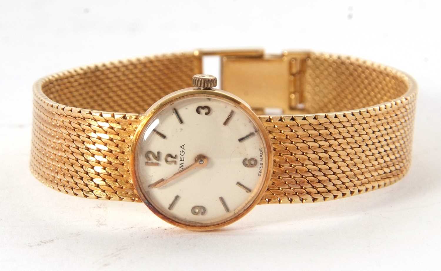 An 18ct ladies Omega wristwatch, the watch features a crown wound movement with a cream dial with