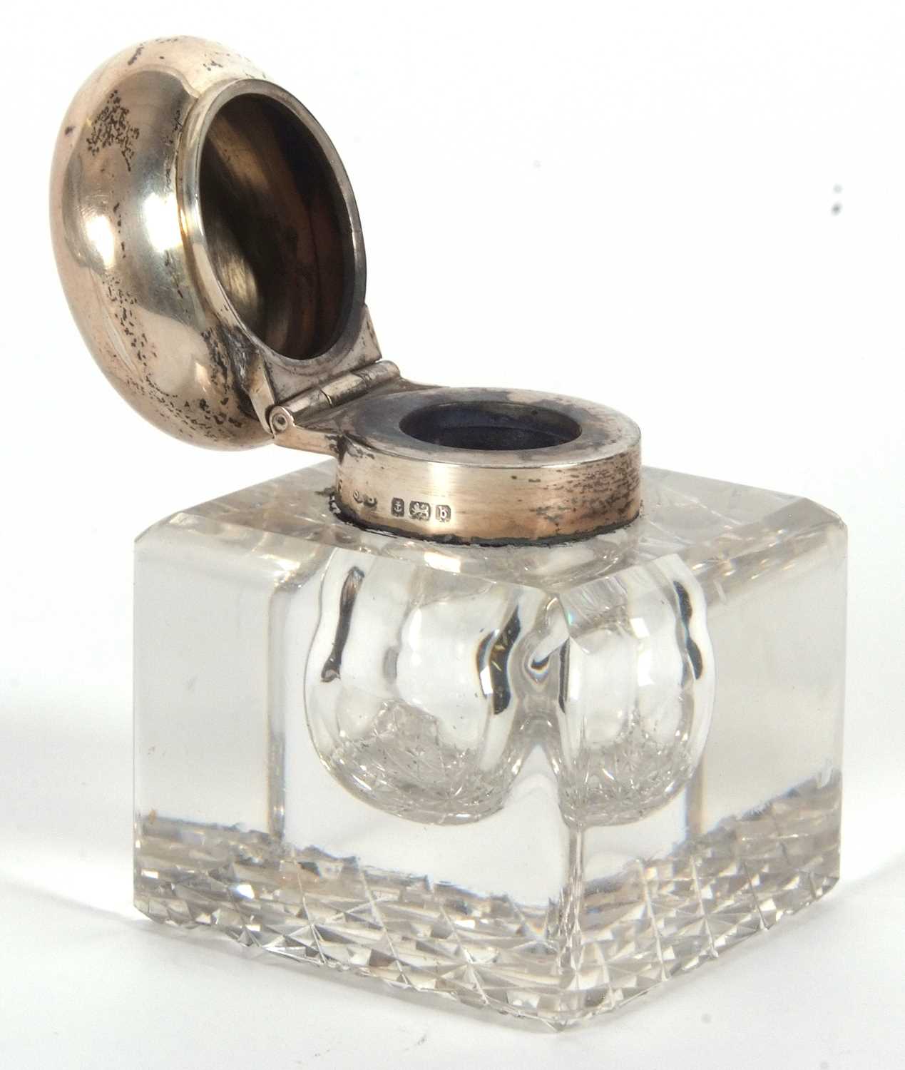 An early 20th Century glass and silver mounted inkwell of square form with chamfered edges and a - Image 3 of 3