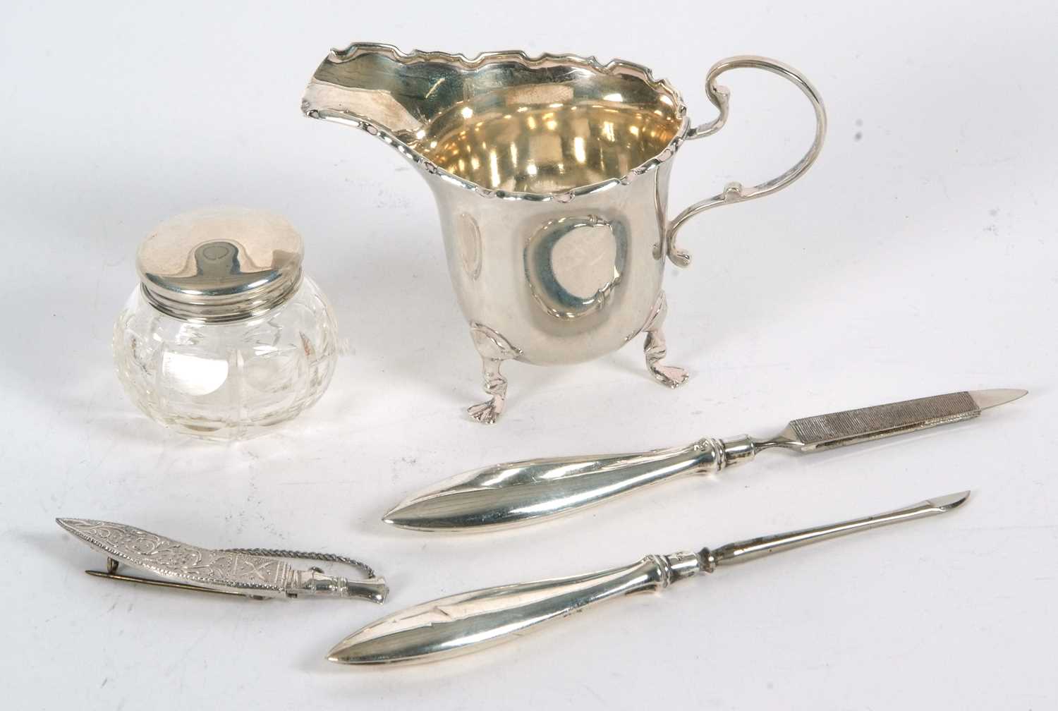 Mixed Lot: A small George V silver cream jug having a castellated rim, scroll handle and supported - Image 2 of 3