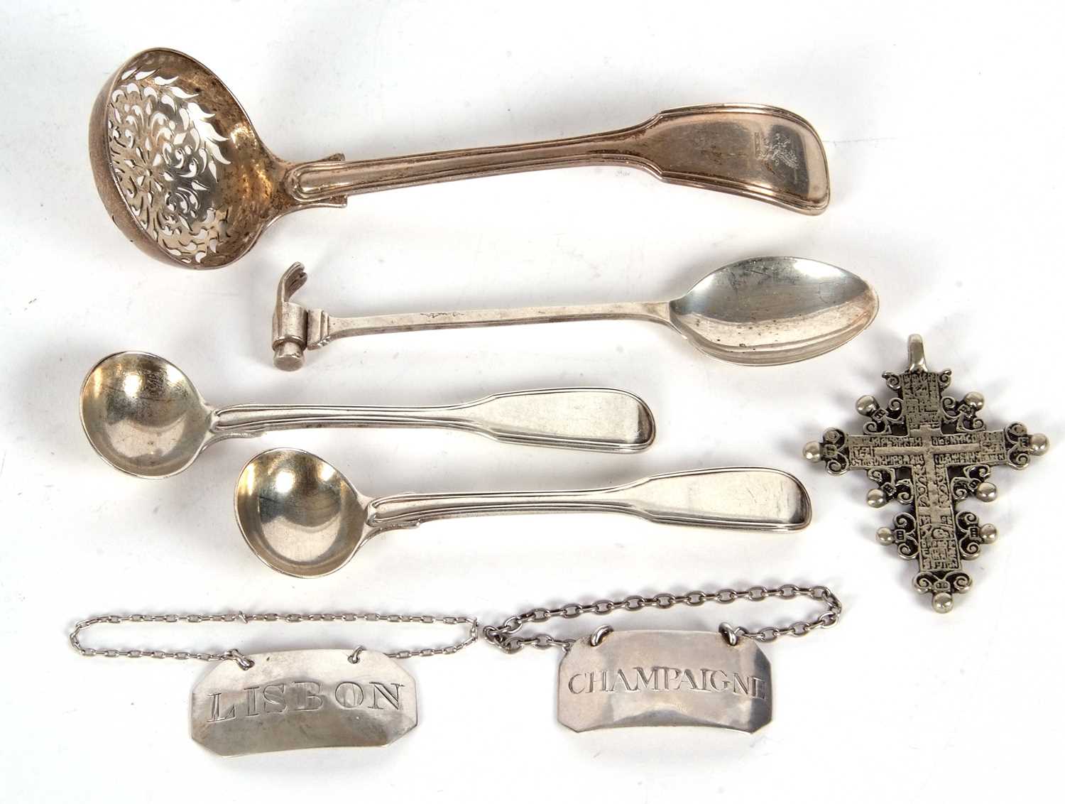 Mixed Lot: A William IV silver fiddle and thread pattern sifting ladle engraved with a Griffin and - Image 3 of 3