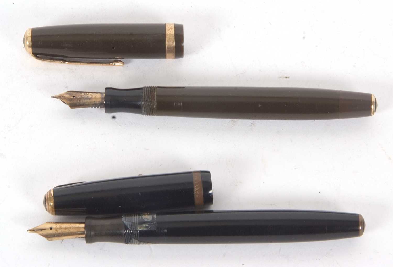 A vintage Parker duo-fold 14k N brown fountain, Reg No 784404, 13cm long together with a black - Image 2 of 3