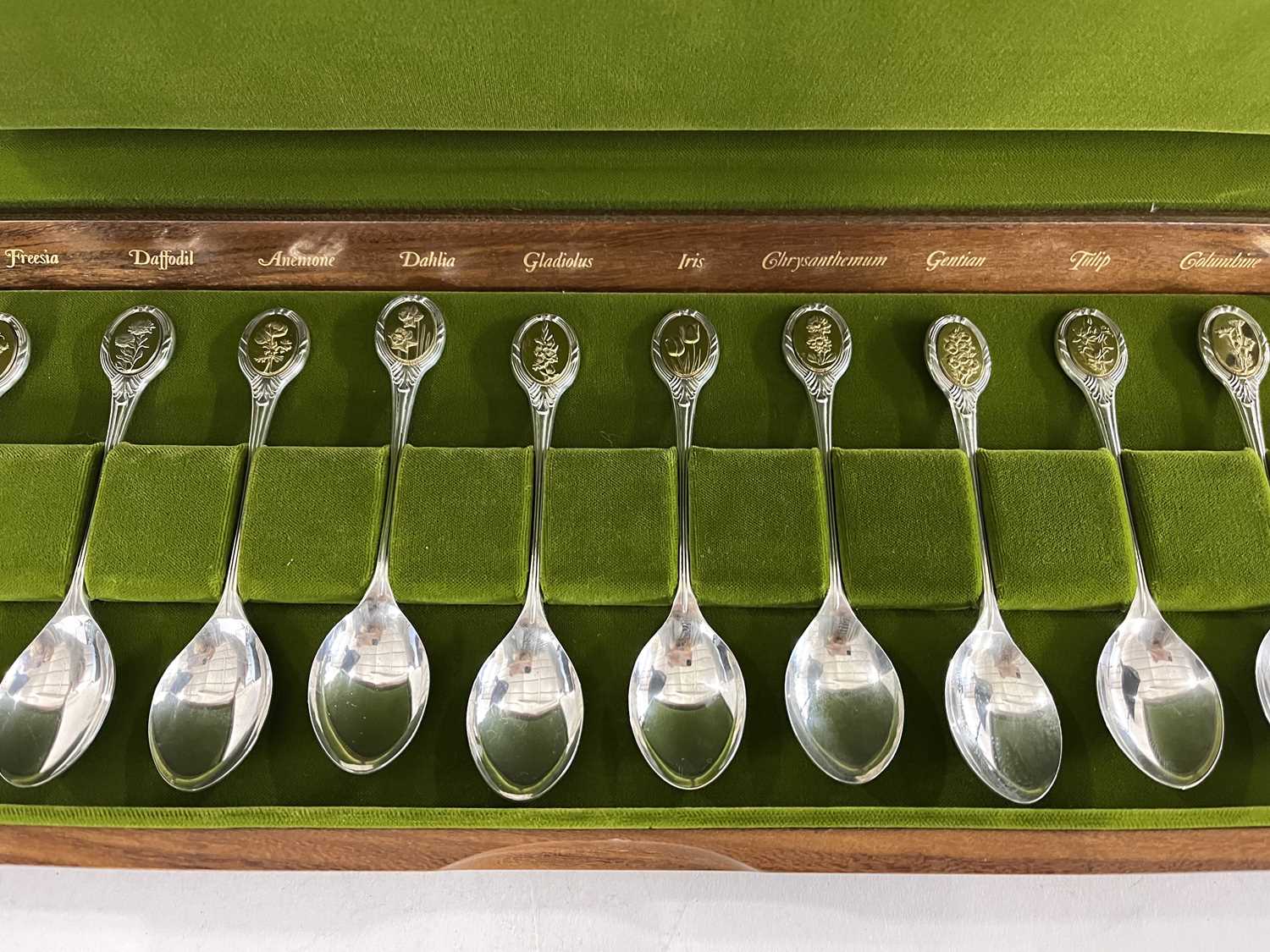 A set of 12 Silver Royal Horticultural Society Spoons. Hallmarked for Sheffiled 1973 John Pinches - Image 4 of 7
