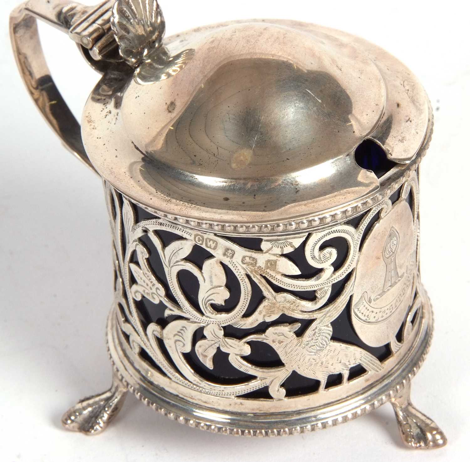 An Edwardian silver pierced drum mustard, the hinged lid with a slight domed plain design, shell - Image 3 of 4